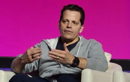 Scaramucci Slams Claims of Harris's Anti-Crypto Bias, Critiques Trump's Transactional Approach