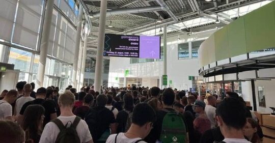 The morning rush at Gamescom 2022 on Thursday.