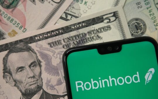 Could Robinhood and Revolut Find Stablecoin Success Where PayPal Stumbled?