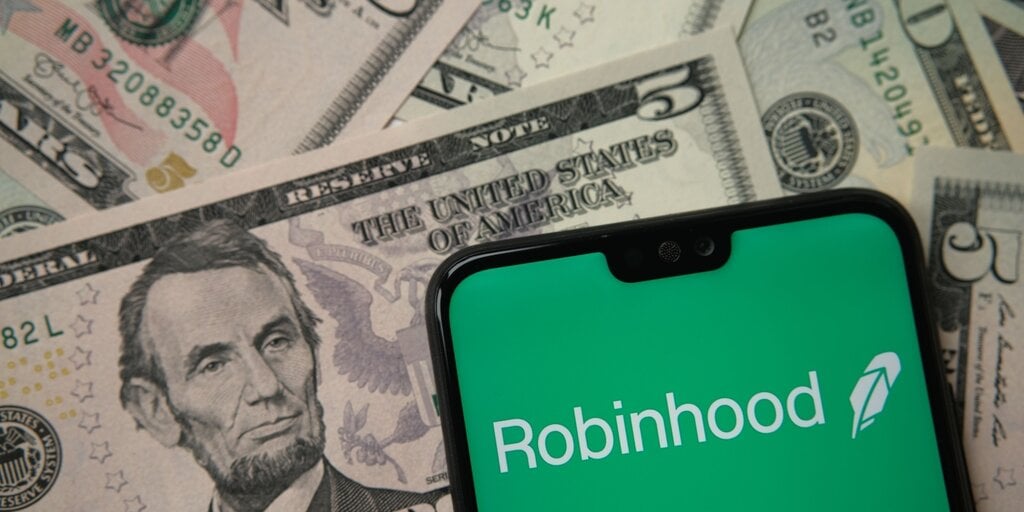 Could Robinhood and Revolut Find Stablecoin Success Where PayPal Stumbled?